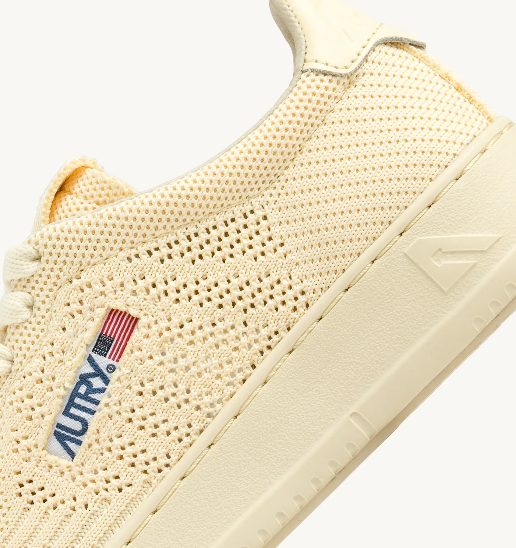 AUTRY NEW ARRIVALS MAN MAN  EASEKNIT MEDALIST LOW SNEAKERS IN PEARSORBET COLOR FABRIC